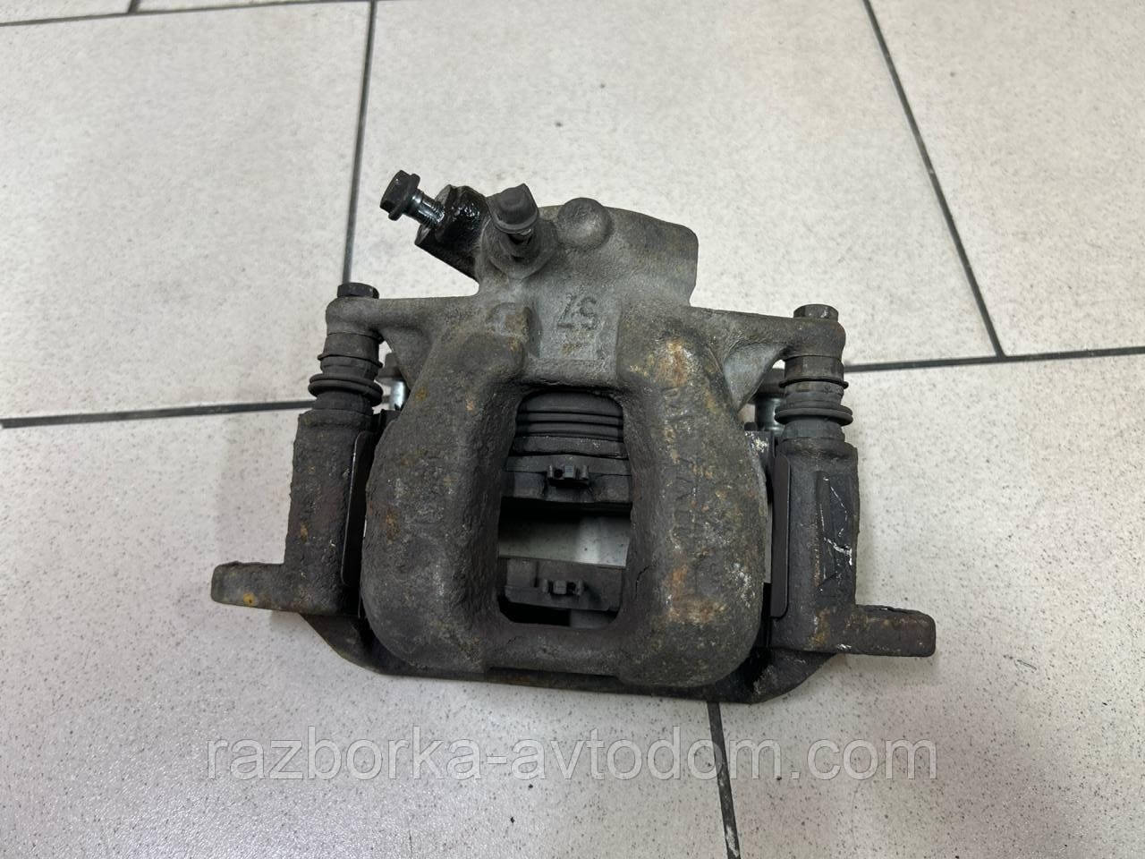 Суппорт передній правий Peugeot 407 (04-11) OE:4401H3