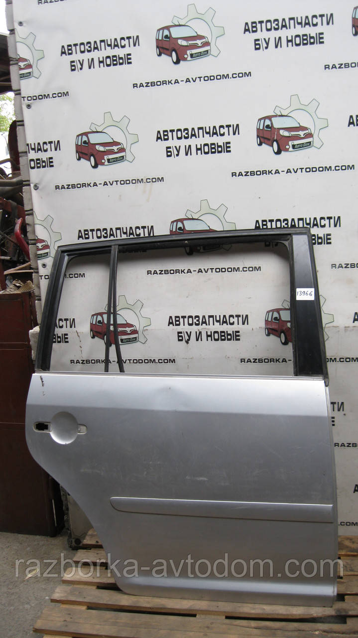 Двері задня права VW Touran (03-10) OE:1T0833056R Дефект: точкова вм'ятина