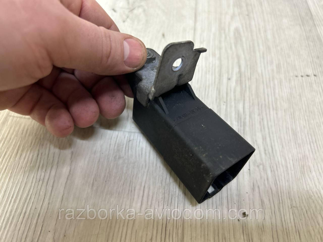 Реле свічок накала з роз'ємом Skoda Superb 1, VW Caddy 3, Touran, Passat B6, Crafter OE: 0281003038, 038973721b