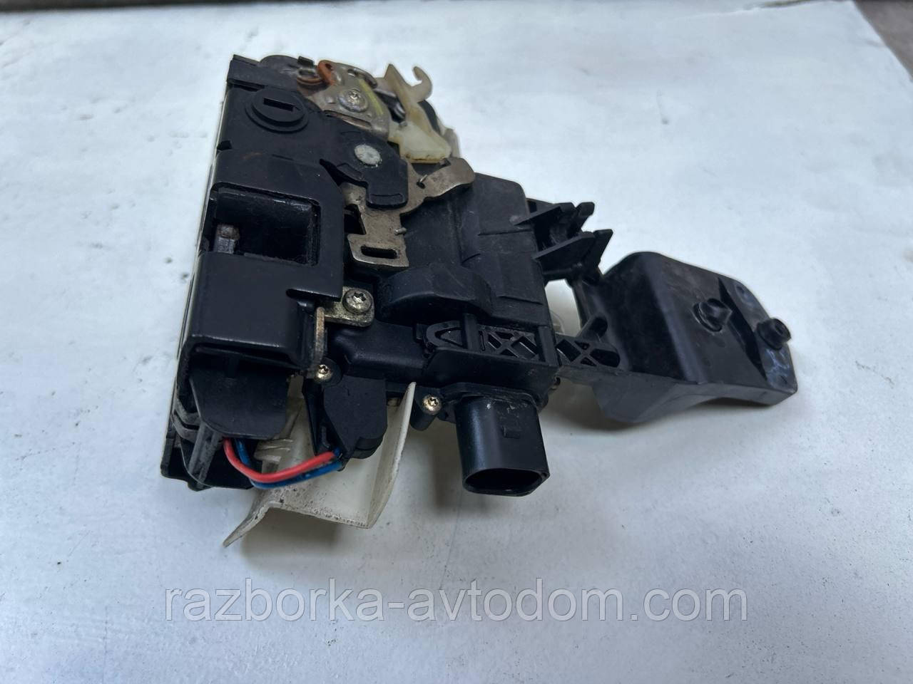 Замок задньої лівої двері (електро 6pin) VW Passat B5 96-05, Golf 4, Skoda SuperB, Caddy 2 OE: 3304839015A фото 2