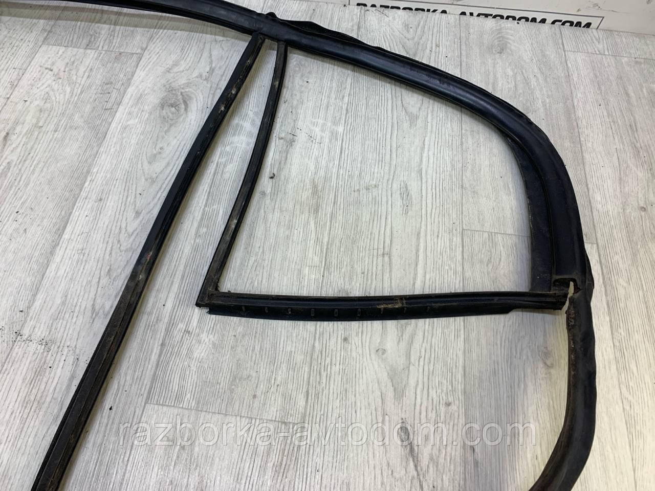 Щільна гумка скла дверей задньої лівої Skoda Superb (02-08) OE:3U5845209D фото 2