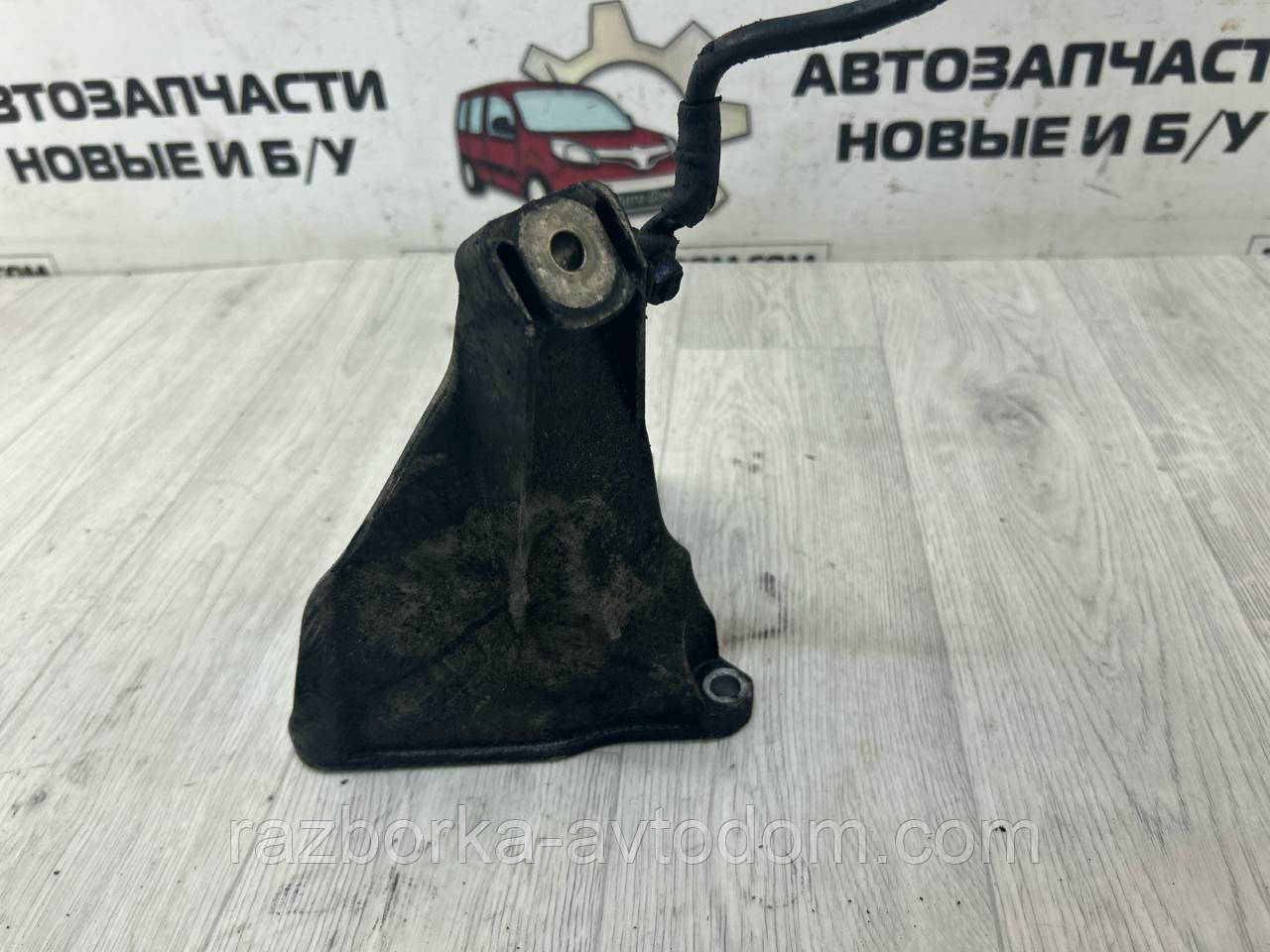 Кронштейн/кріплення двигуна правий Skoda Superb 1 (02-08) OE:8d0199308ag