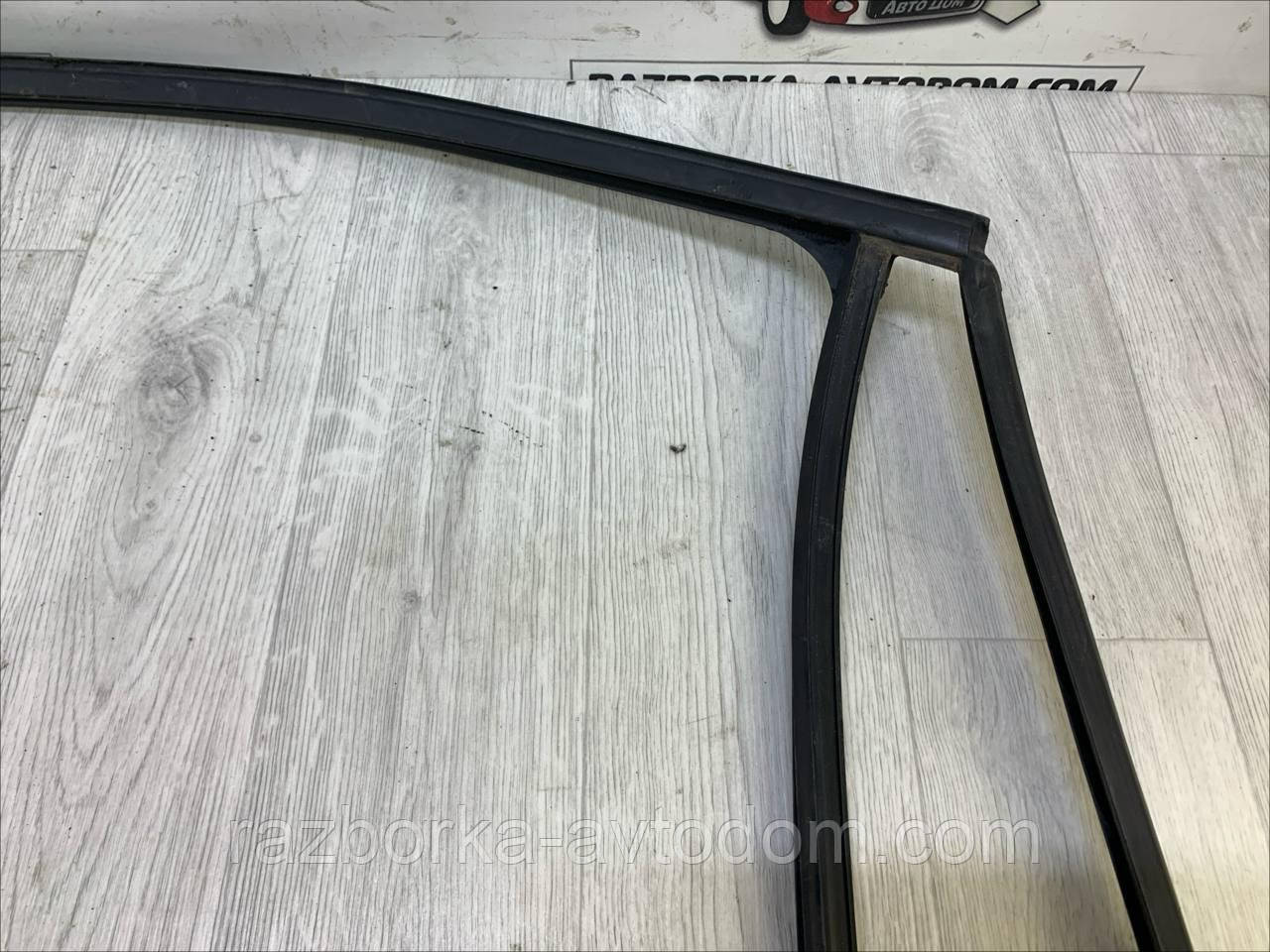Ущільнювальна гумка скла дверей задньої правої (сида) Skoda Superb (02-08) OE:3U5845210D