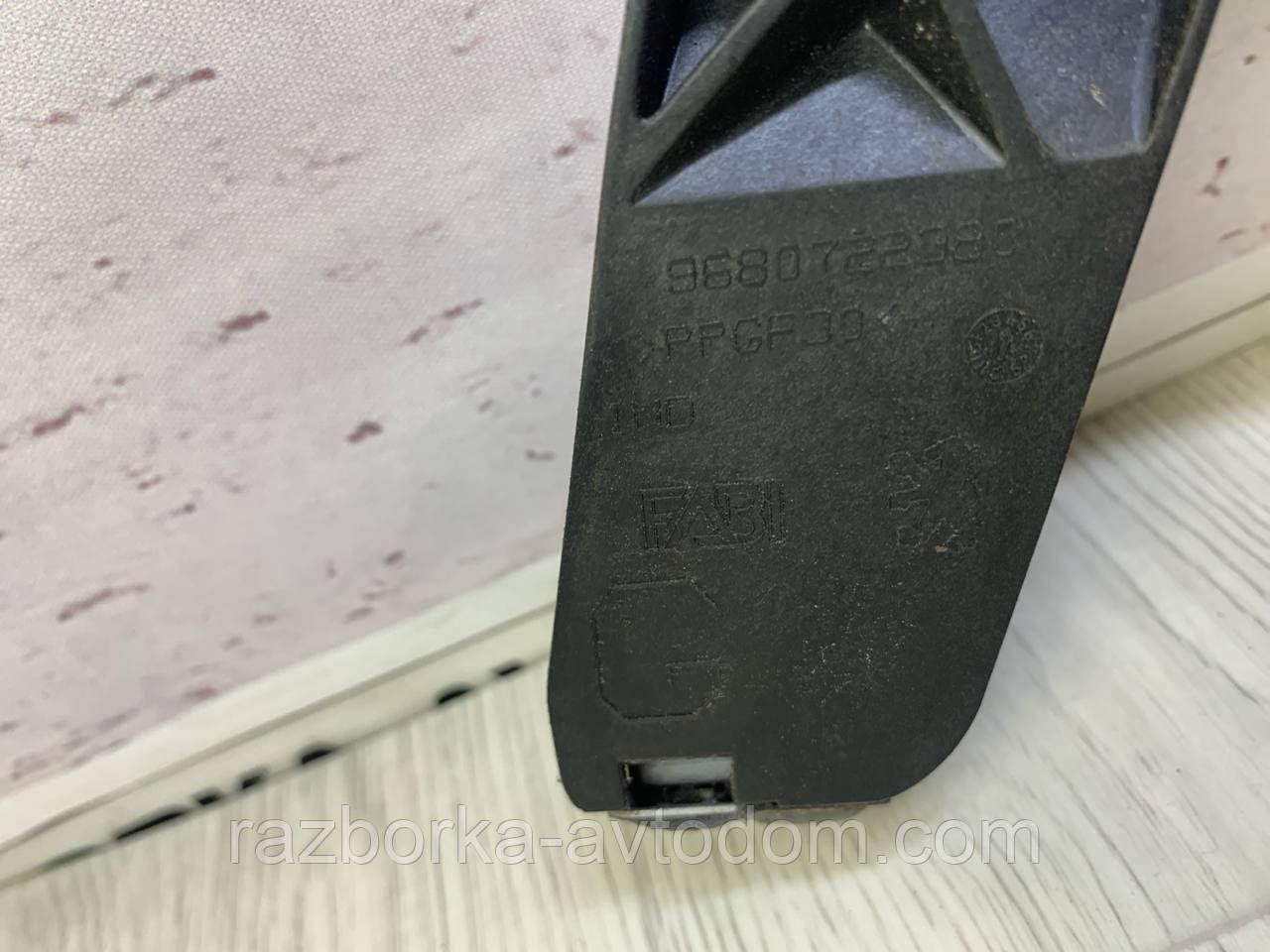 Напрямна скла дверцят задньої правої Peugeot 308 (07-13) ОЕ: 9680722380