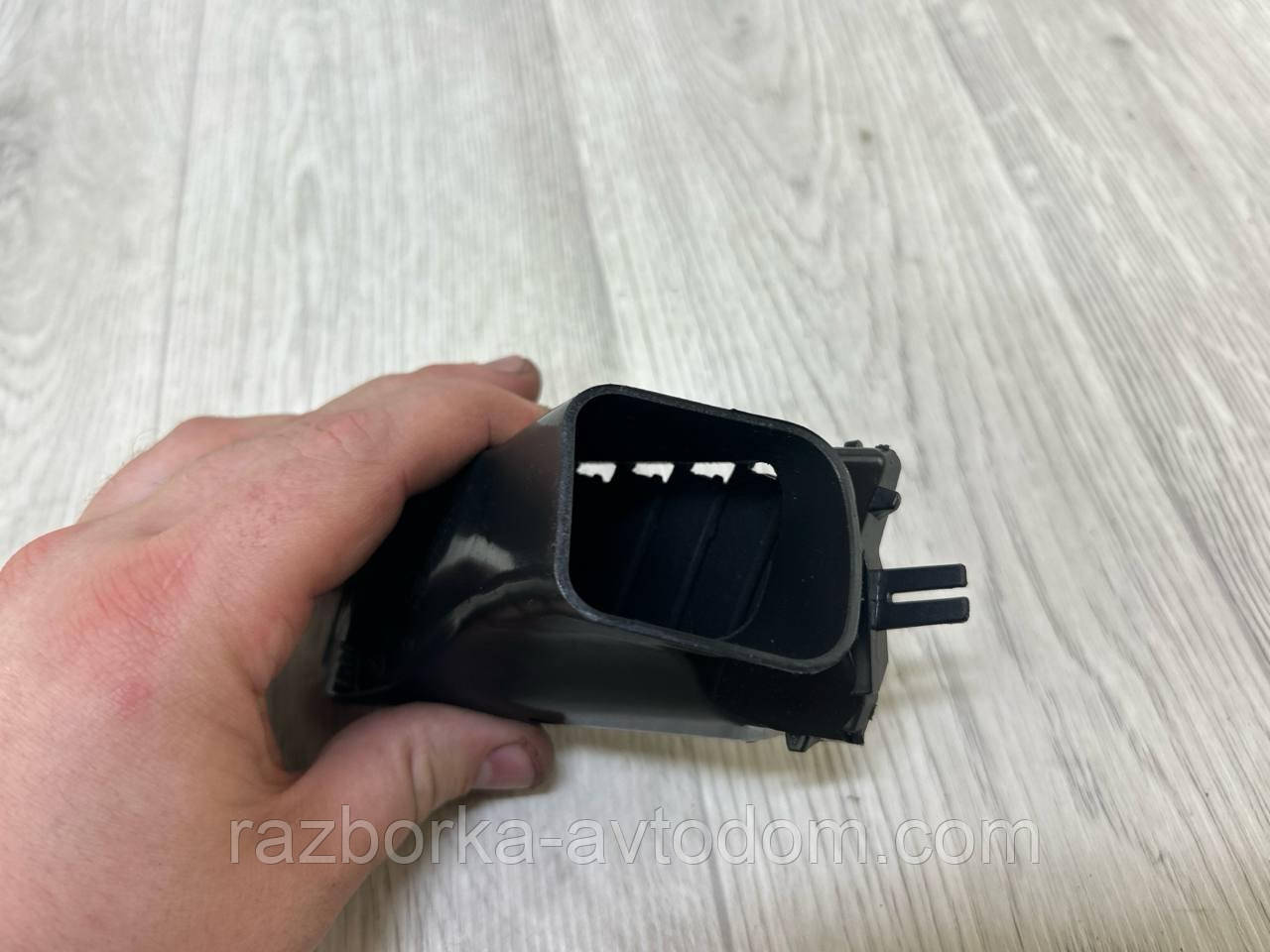Дефлектор чудовий верхній центральний правий Opel Zafira B (05-11) OE:13145264