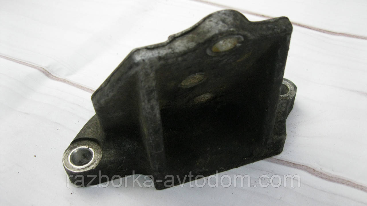 Кронштейн кріплення КПП Nissan X-trail T30 (2001-2007) OE:304418H700
