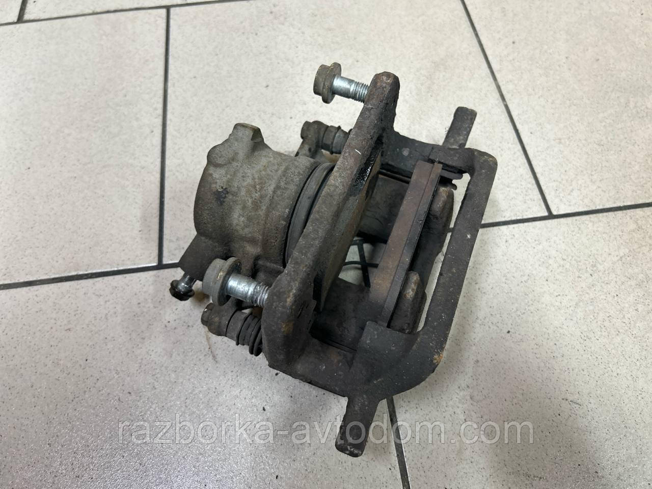 Суппорт передній лівий Peugeot 407 (04-11) OE:4401H2