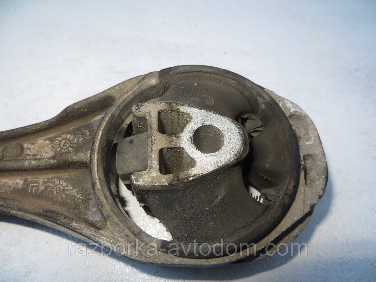 Подушка КПП задня (опора двигуна) Renault Kangoo (08-13) 8200427531