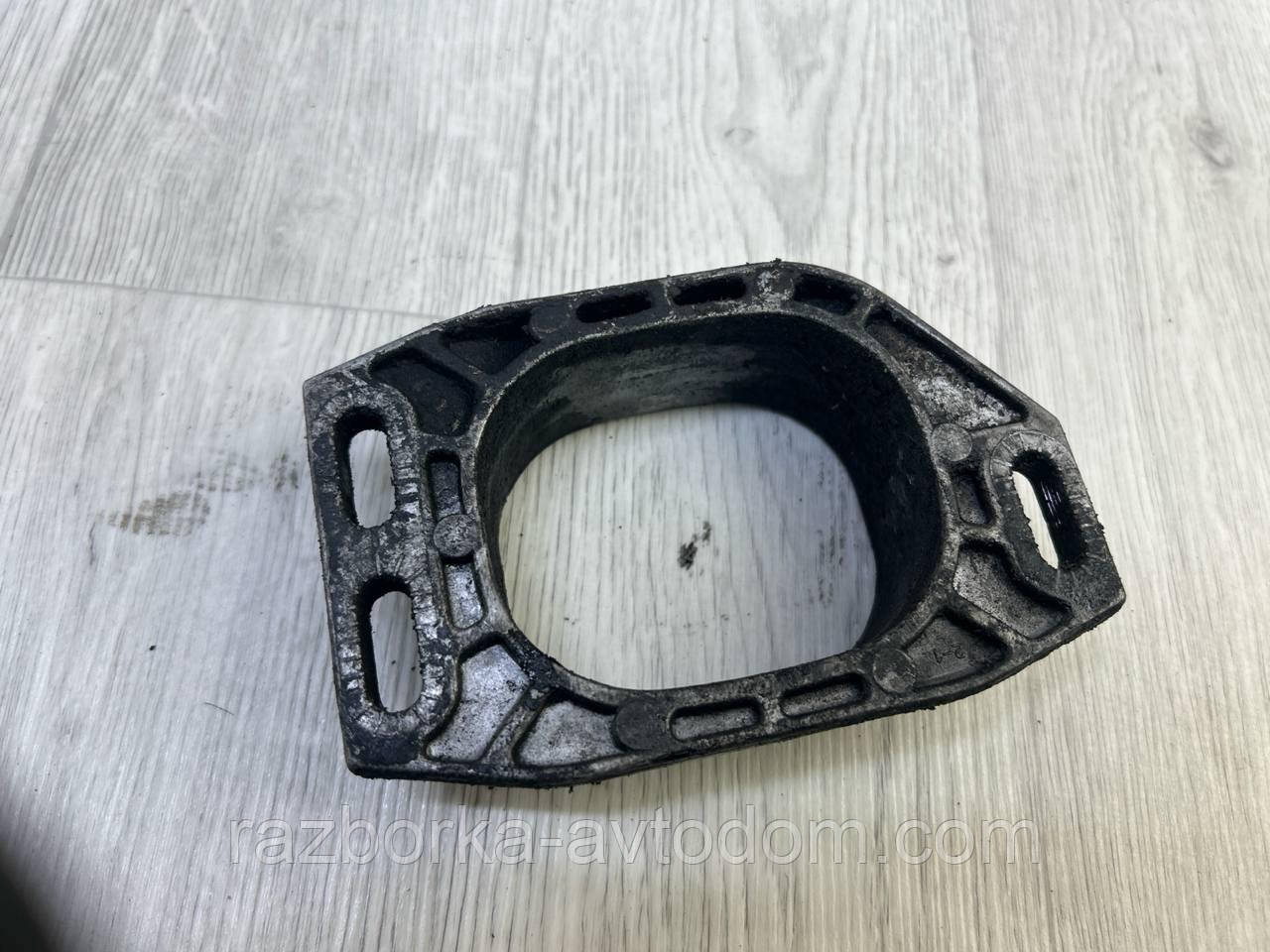 Кронштейн подушки (опори) двигуна передньої VW Passat B5 (97-00), Audi A6 C5, A4 B5 OE: 8d0199335p ДЕФЕКТ!!