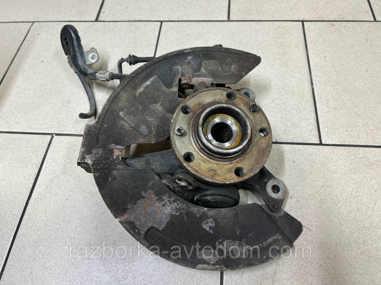 Поворотний кулак передній правий (цуфа, маточина) Peugeot 407 (04-11) OE:364797