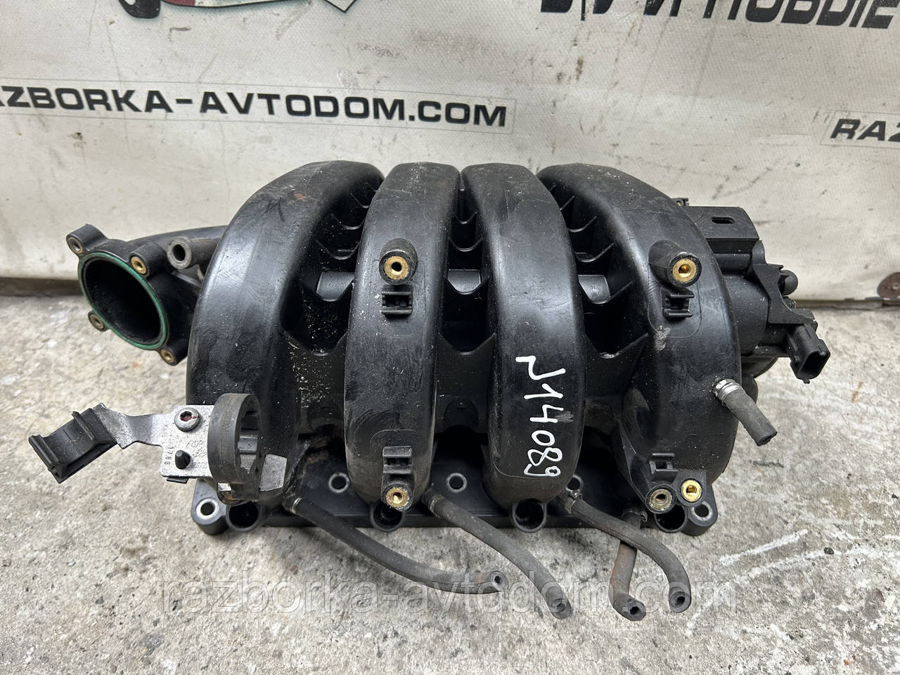 Колектор впускний Opel Astra H (04-14) 1,8i 16v (z18xer) Дефект: обкладинок один штуцер OE:55353314