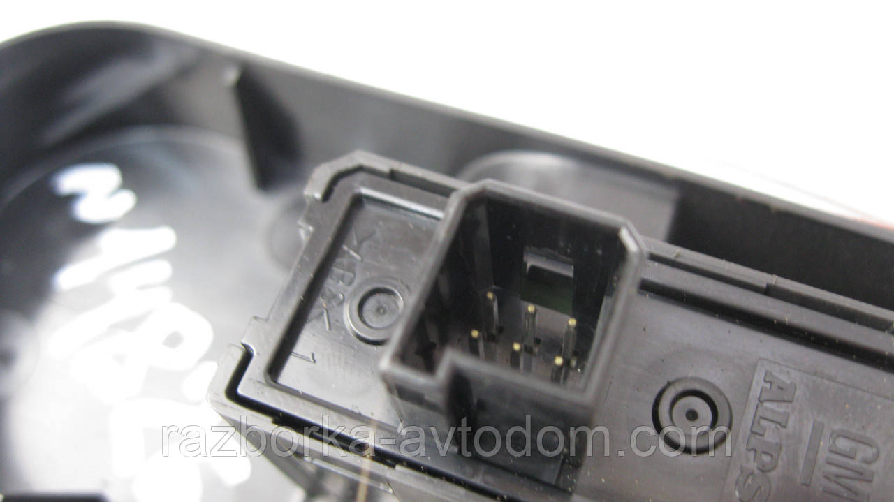 Кнопка склопідіймача права Opel Zafira B (2005-2010), Astra H OE:13197231