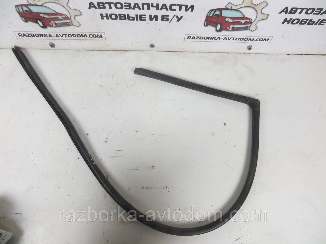 Ущільнювальна внутрішня гумка передніх лівих дверей Mitsubishi Pajero Sport 1 (1997-2009) OE:MR237997 фото 2