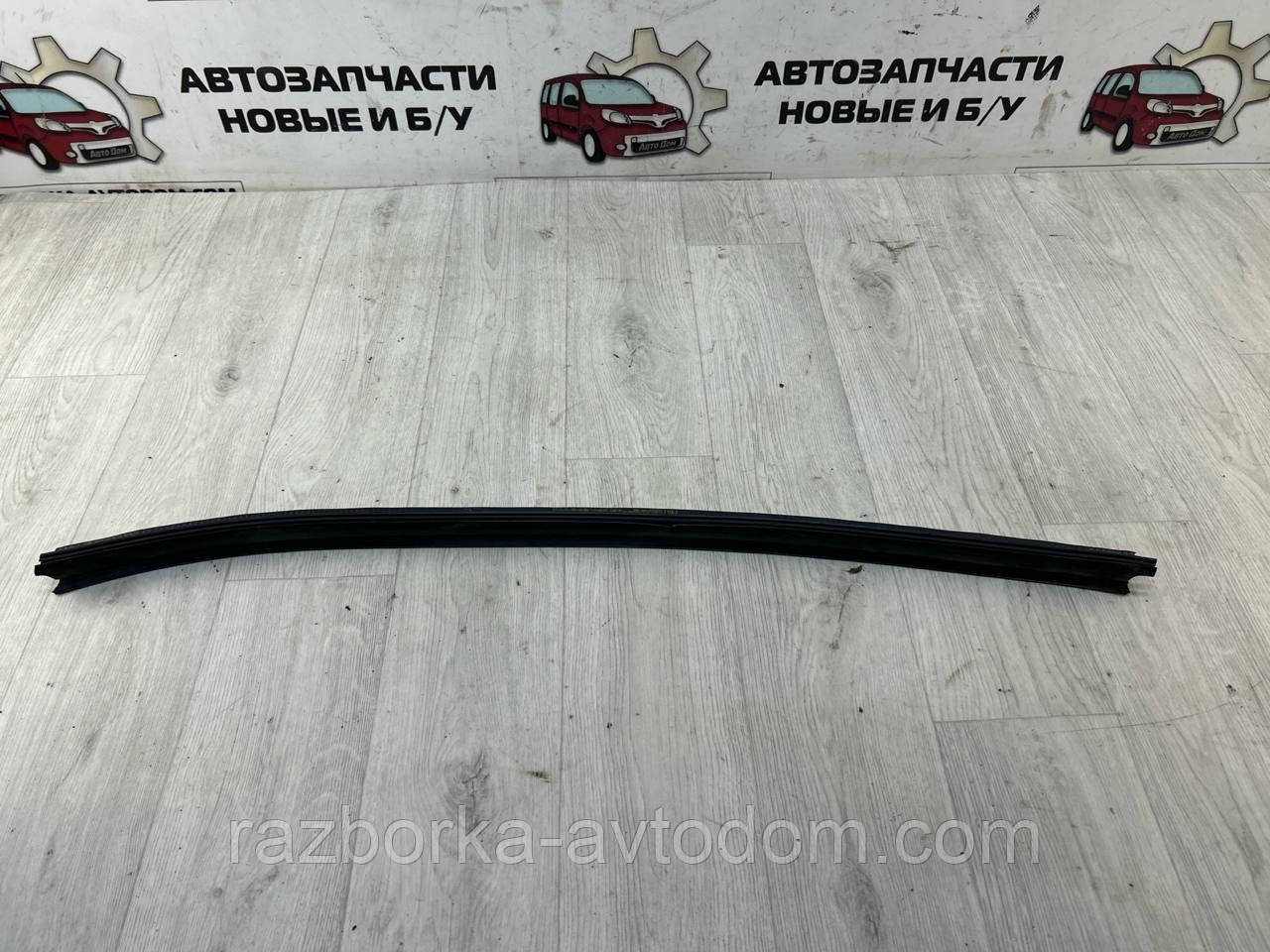 Ущільнювальна гумка скла (молодинг) зовнішній Citroen Berlingo, Peugeot Partner (2003-2008) OE:9310E5