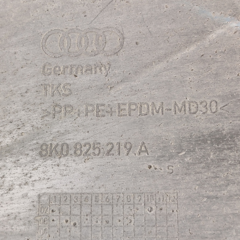 Захист днища правий Audi A4 B8 (07-15) 2.0D 8K0825219A