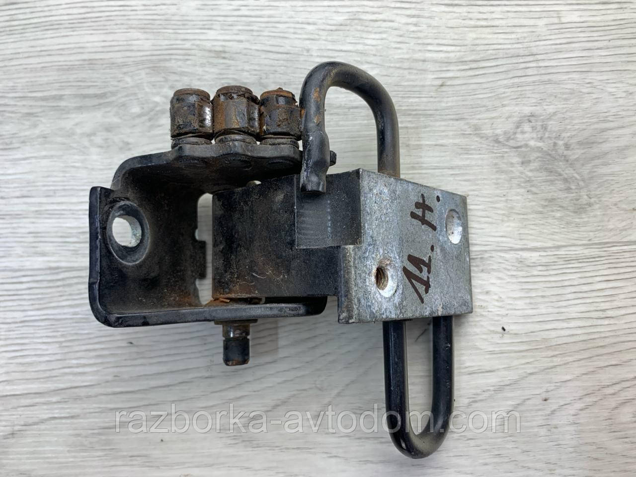 Петля дверей передньої правої спідня Skoda Superb (02-08) OE: 4B0831412B