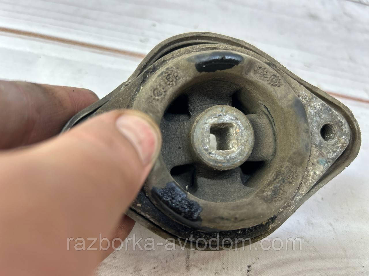 Опора, подушка КПП, коробки передач VW Passat B5 (96-05) OE: 8D0399151M Дефект: мікротріщини фото 2