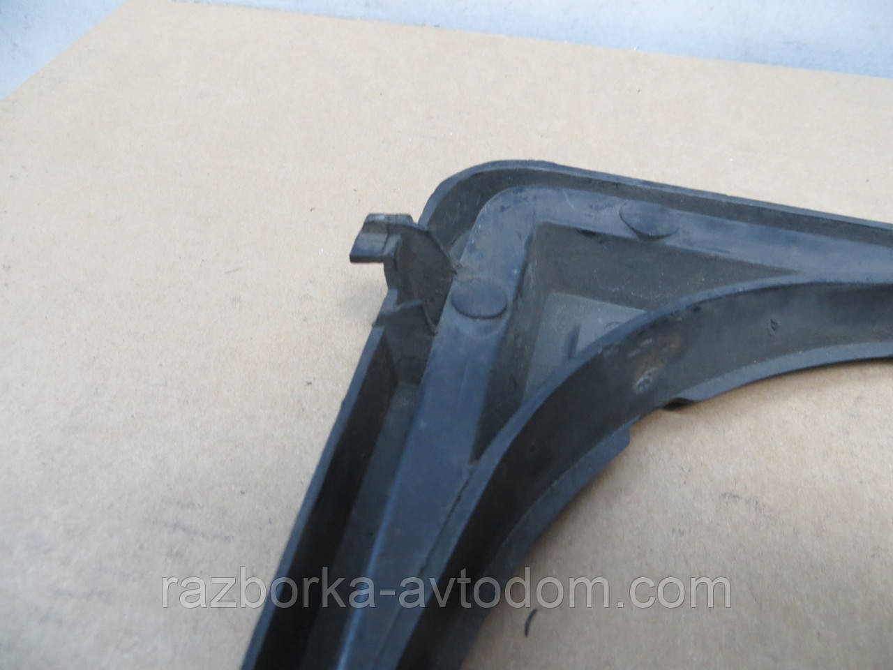 Рамка фари правої VW LT (1975-1985) OE:281853656H