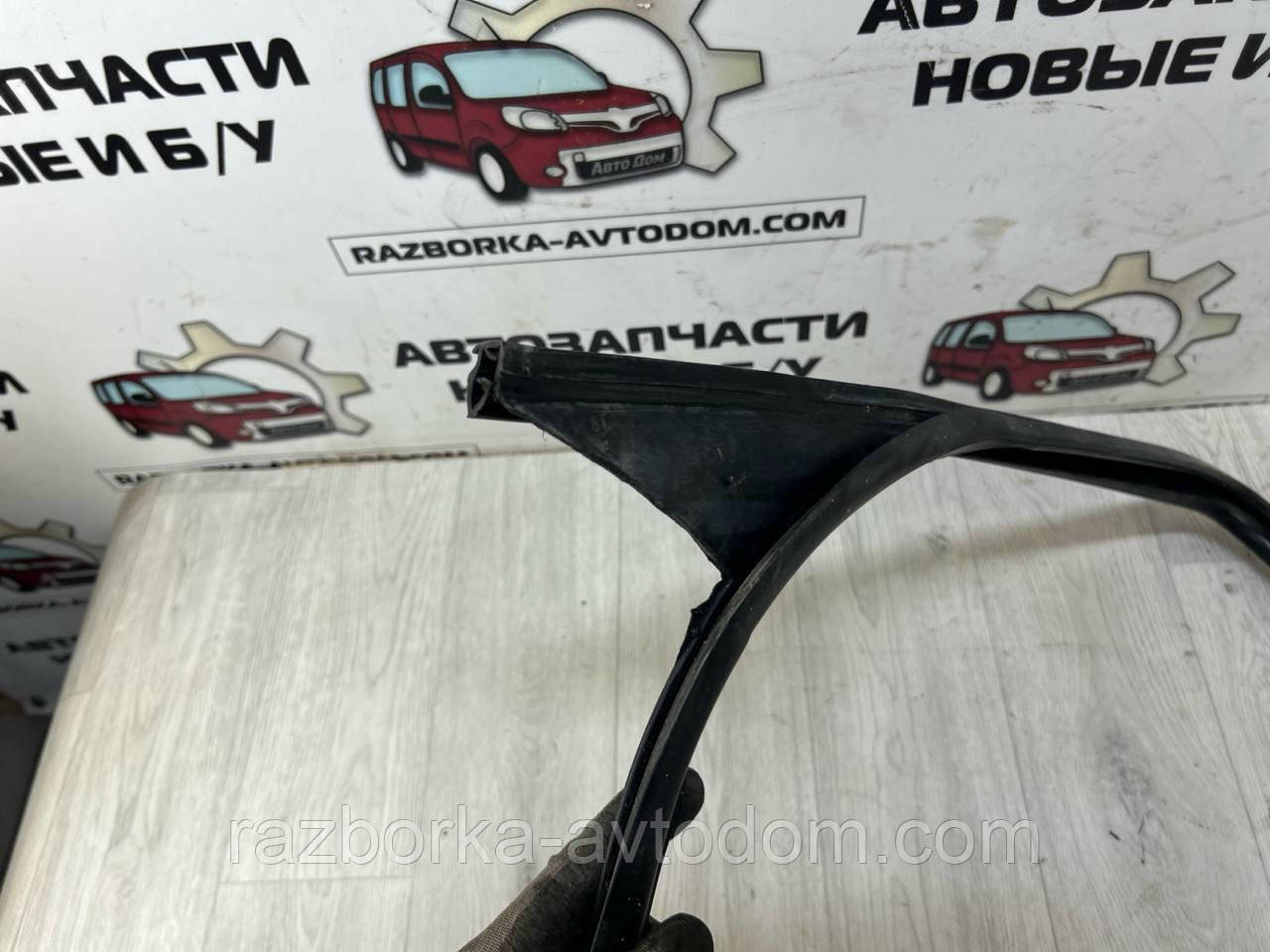 Ущільнювальна гумка скла дверей передньої правої Citroen Berlingo, Peugeot Partner (2003-2008) OE:96193456