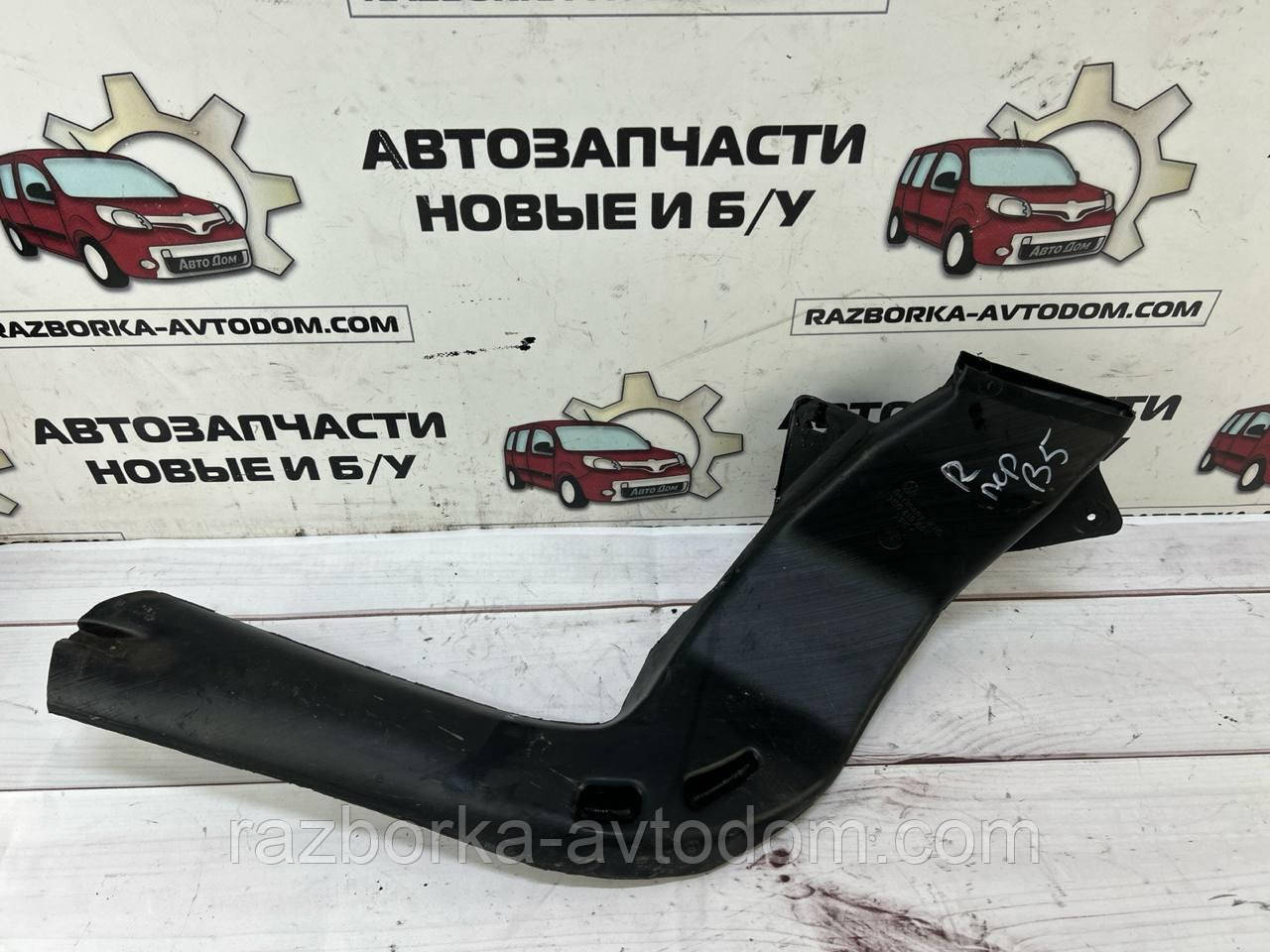 Повітропровід обігріву салону правий VW Passat B5 (96-05) OE:3B0819804