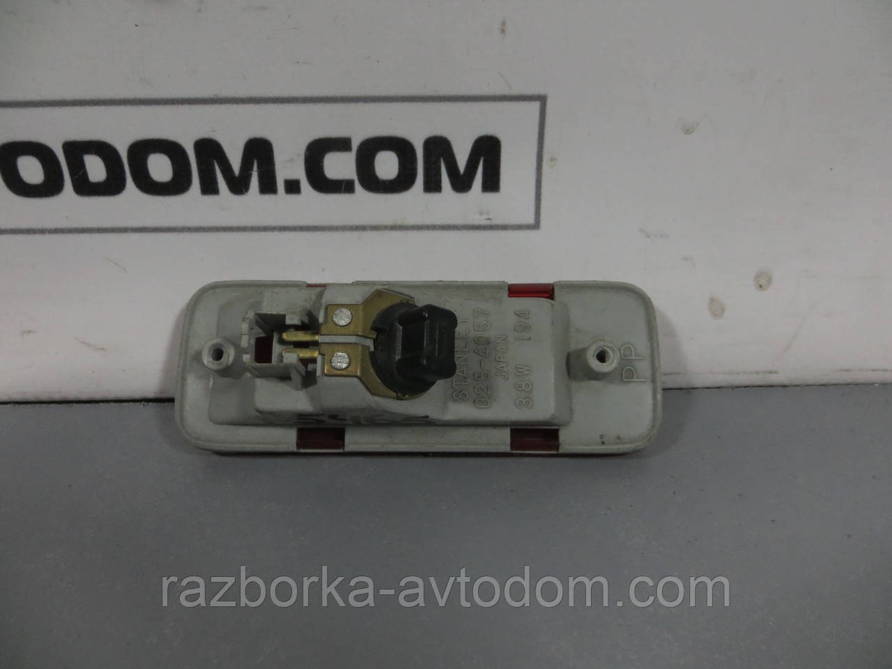 Плафон/ліхтар підсвітки дверцят правої Mazda 626 GD / GV (1987-1997) ОЕ: stanley 025-4057