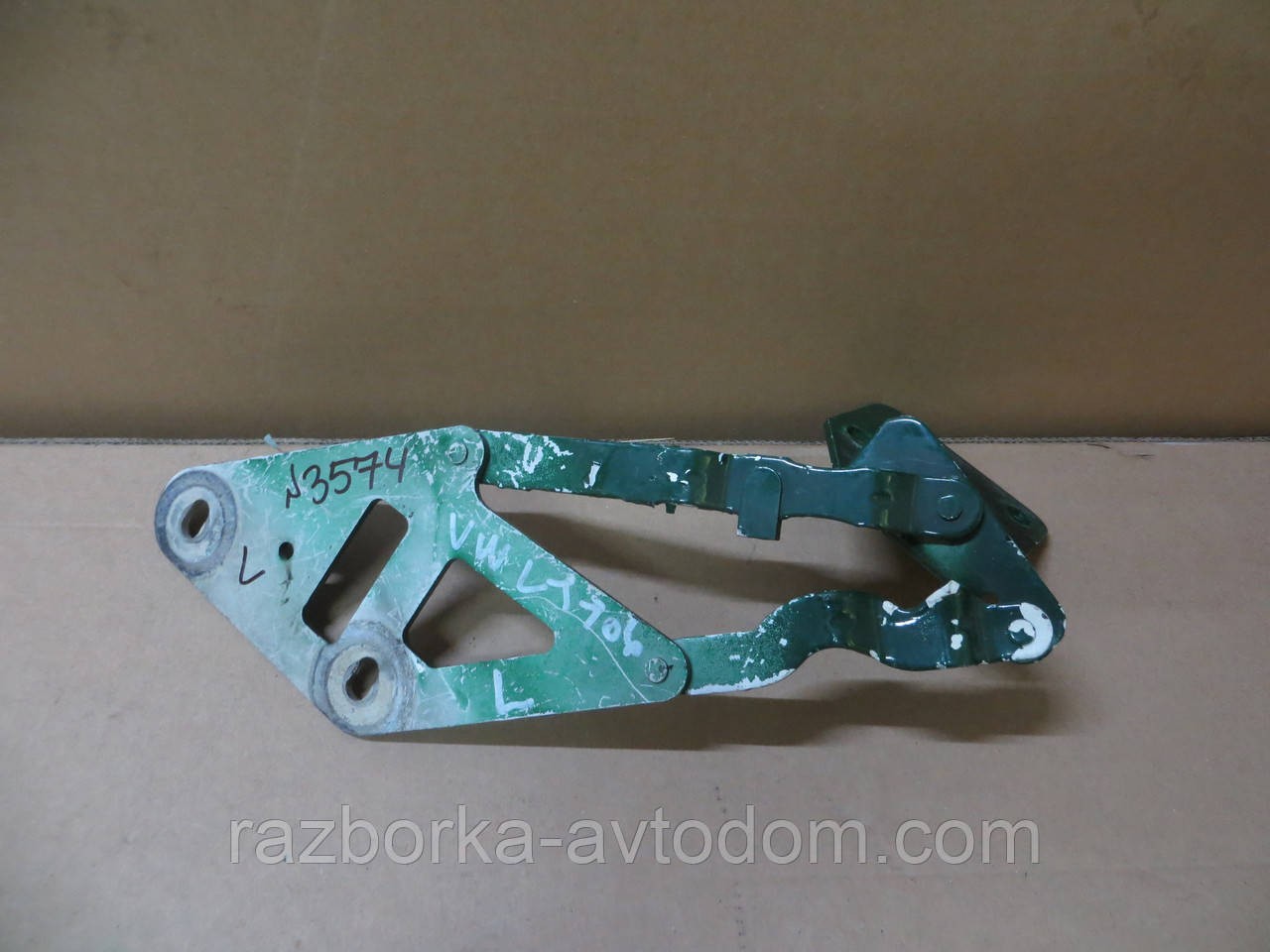 Петля капота ліва VW LT (96-06) 2D0823301B