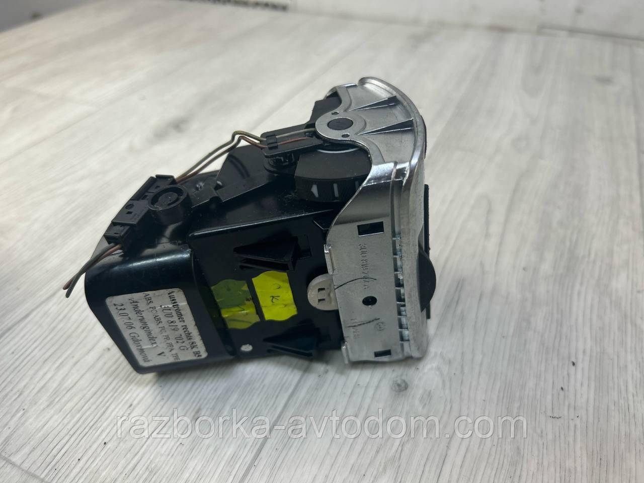 Дефлектор (віддушування) торпеди правий Skoda Superb 1 (02-08) OE:3u0819702g