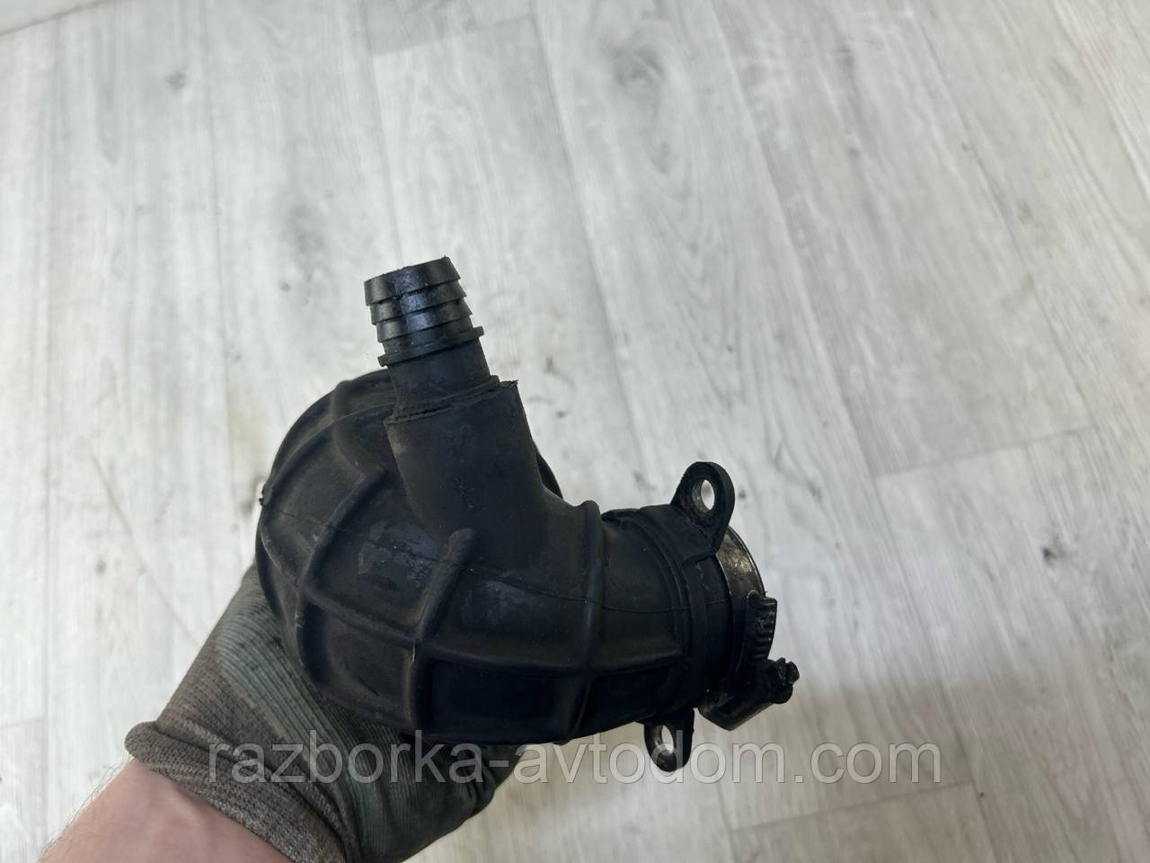 Патрубок повітряного фільтра 1.9TD, 2.0TD SKODA Superb 1 (02-08), VW Passat B5 OE: 3b0129615m