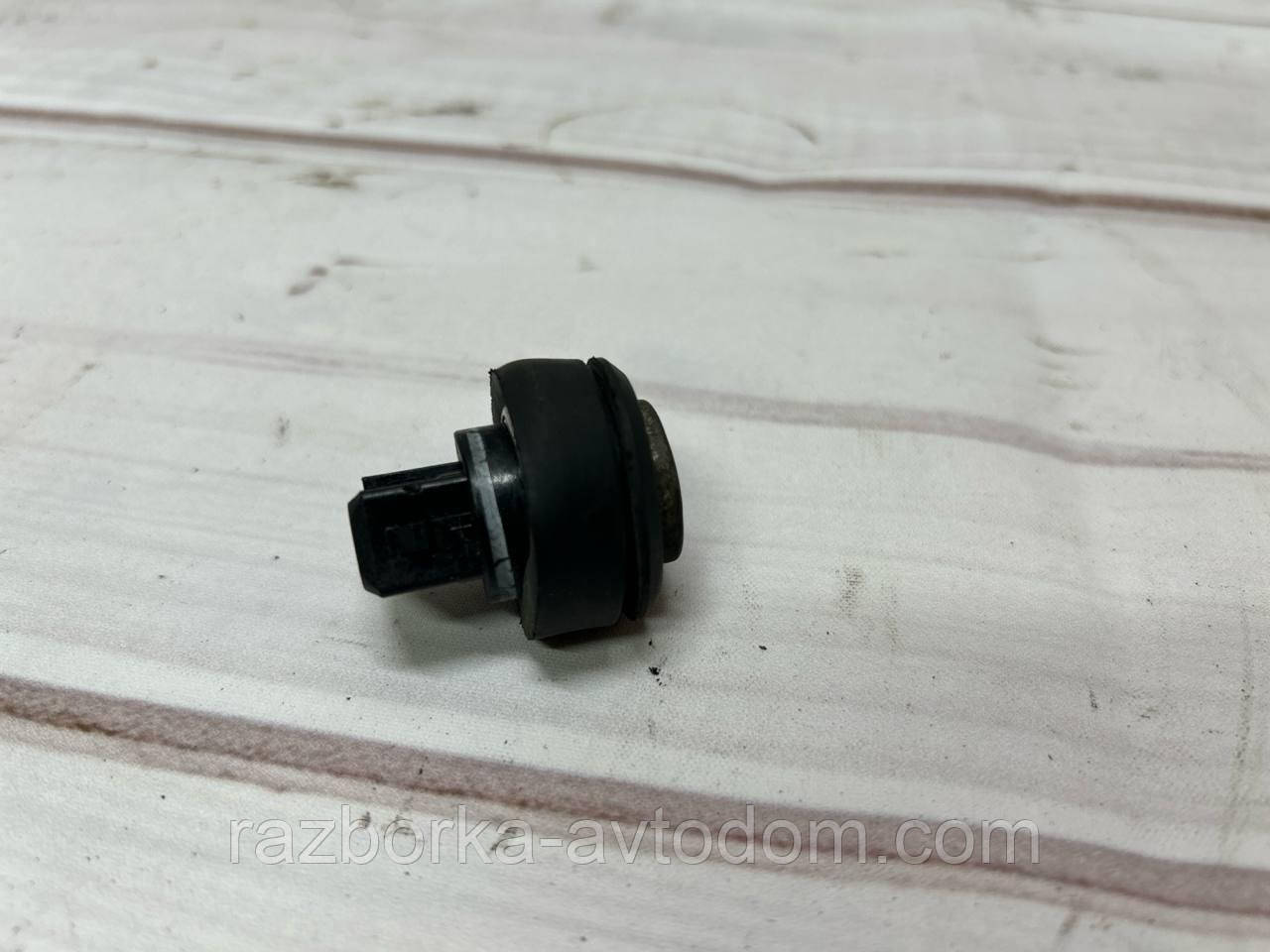 Датчик охолоджувальної рідини VW Passat B5 (96-05) 1,9TD, Golf 3,4, Bora, Skoda Octavia, Superb OE:1h0959625