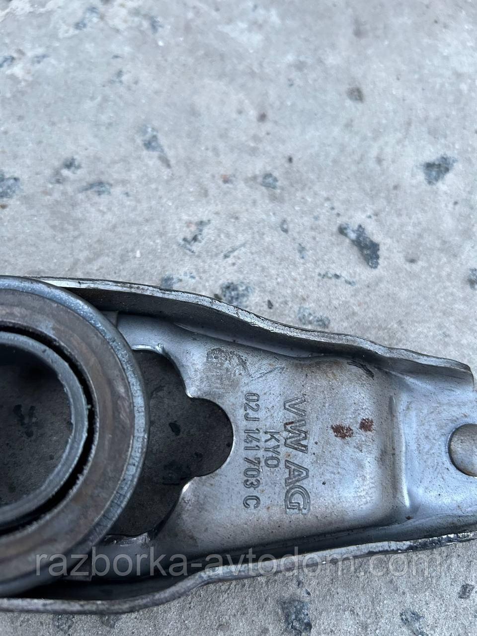 Виделка витискного підшипника зчеплення МКПП КПП VW Golf 4, Skoda Octavia, Touran, Transporter 1,9td OE:02J141703C фото 2