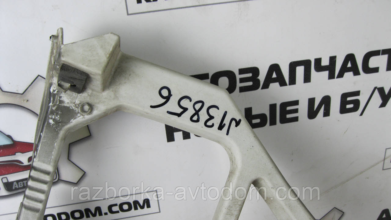 Кронштейн заднього бампера правий хетчбек Ford Focus II 04-11 OE:4m51a17e850al