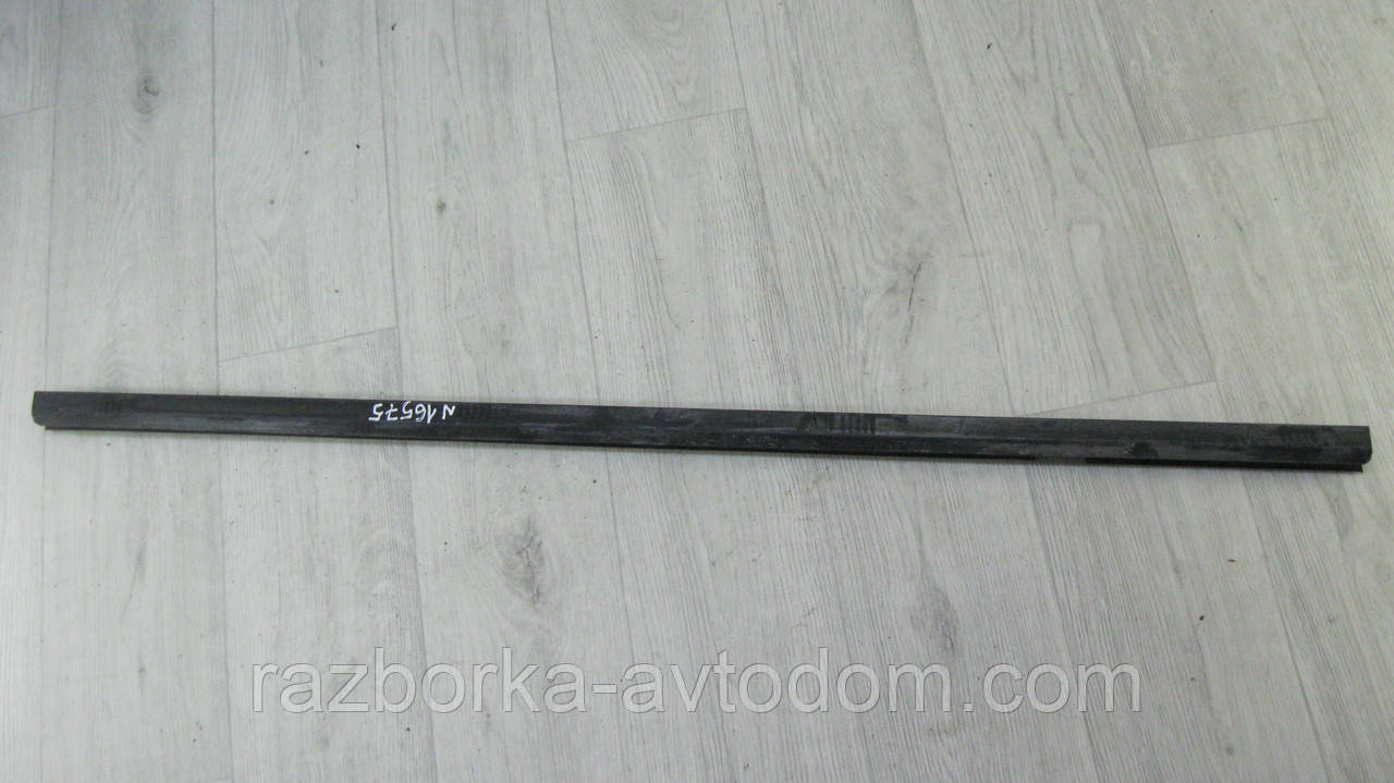 Ущільнювач скла дверей задньої лівої (хетчбек) Opel Astra H (2005-2015) OE:13132075