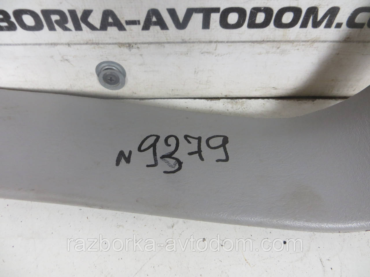 Обшивка лівого боку дверей багажника Mitsubishi Pajero Sport 1 (1997-2009) OE:MR262727