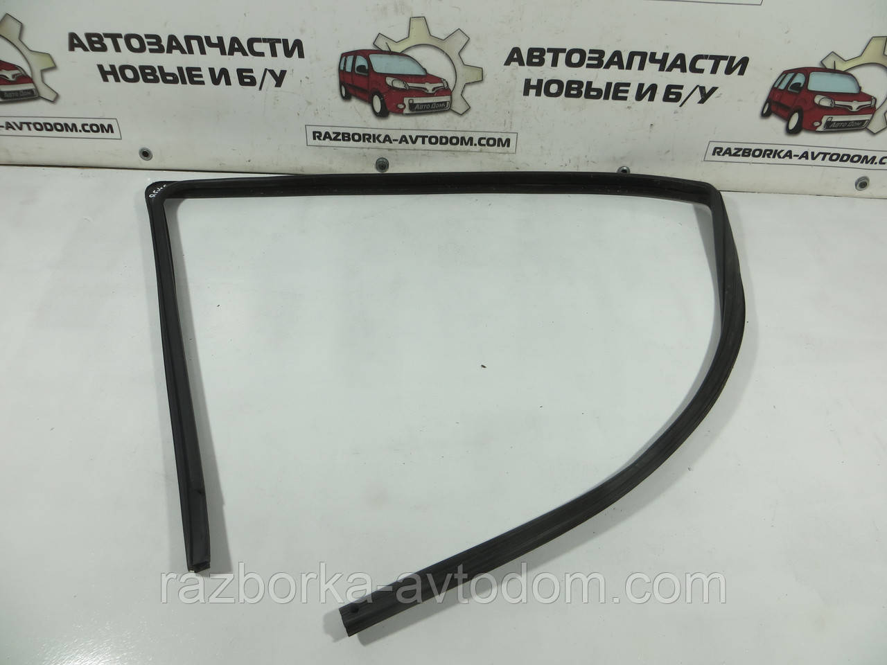 Щільна гумка скла передня лівих дверей Opel Zafira A (1999-2005) ОЕ: 90579538