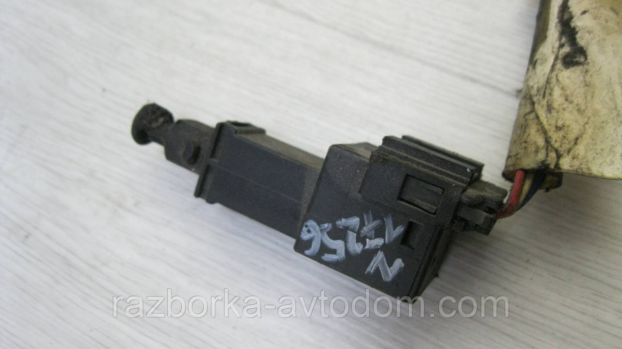 Датчик увімкнення стоп сигналу VW Golf 4, Sharan, Audi A3, Skoda Octavia OE: 1J0945511A фото 2