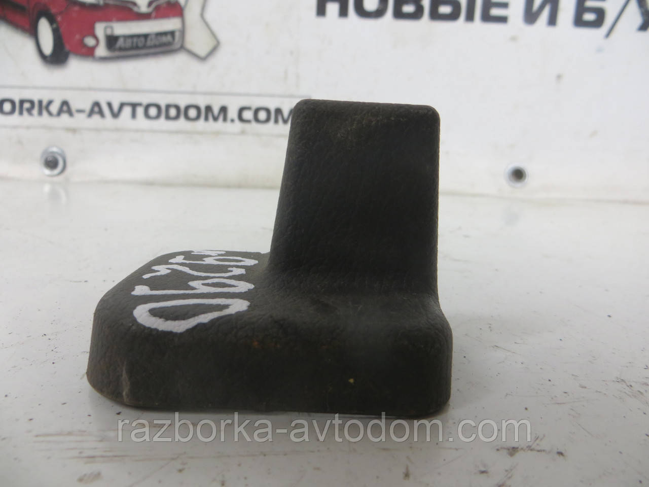 Кришка петлі сідіння права Mitsubishi Pajero Sport 1 (1997-2009) OE:MR251134