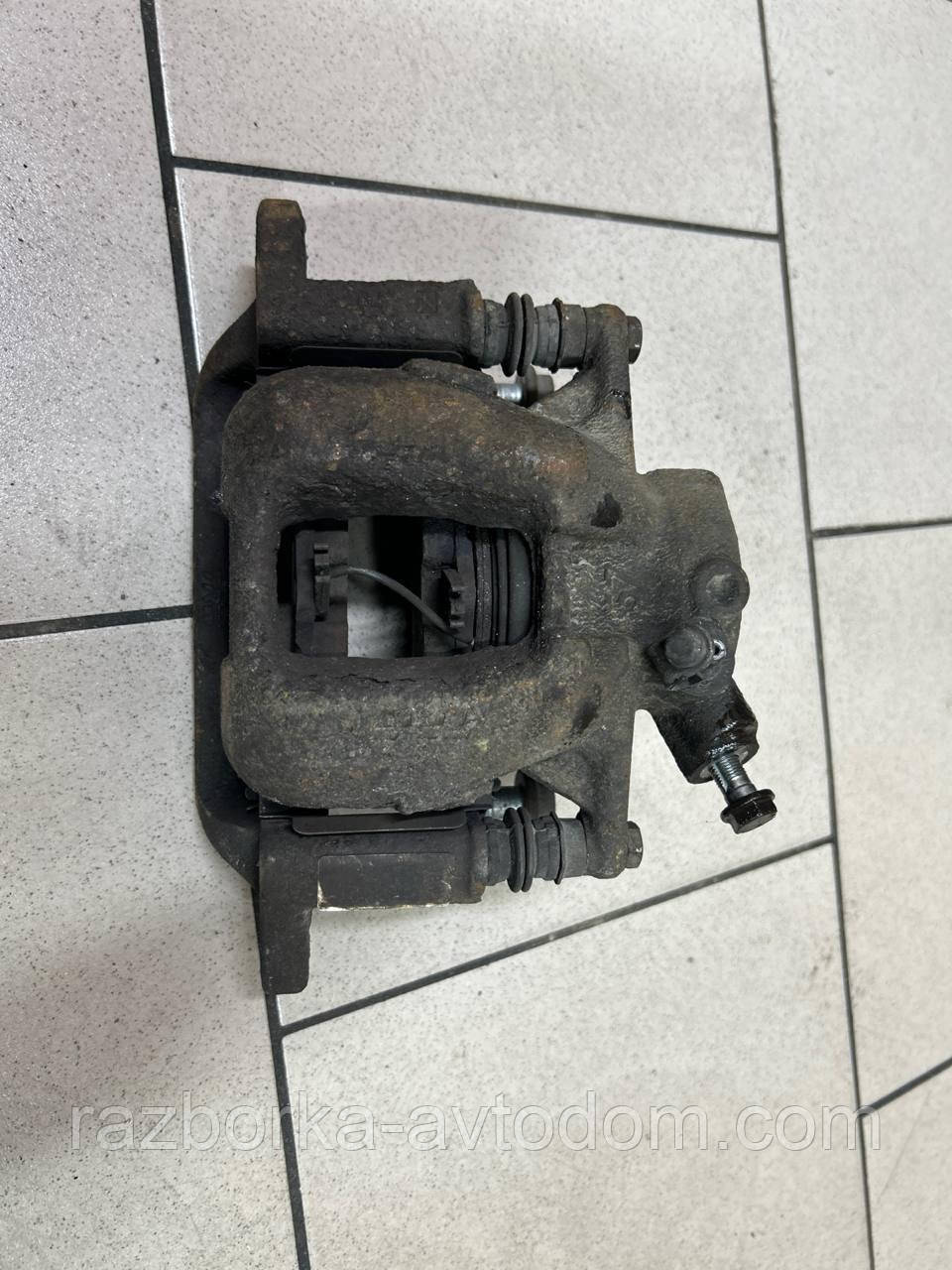 Суппорт передній лівий Peugeot 407 (04-11) OE:4401H2
