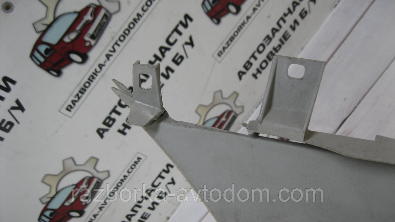 Накладка багажника права Peugeot 307 (2001-2008) ОЕ:9632747577