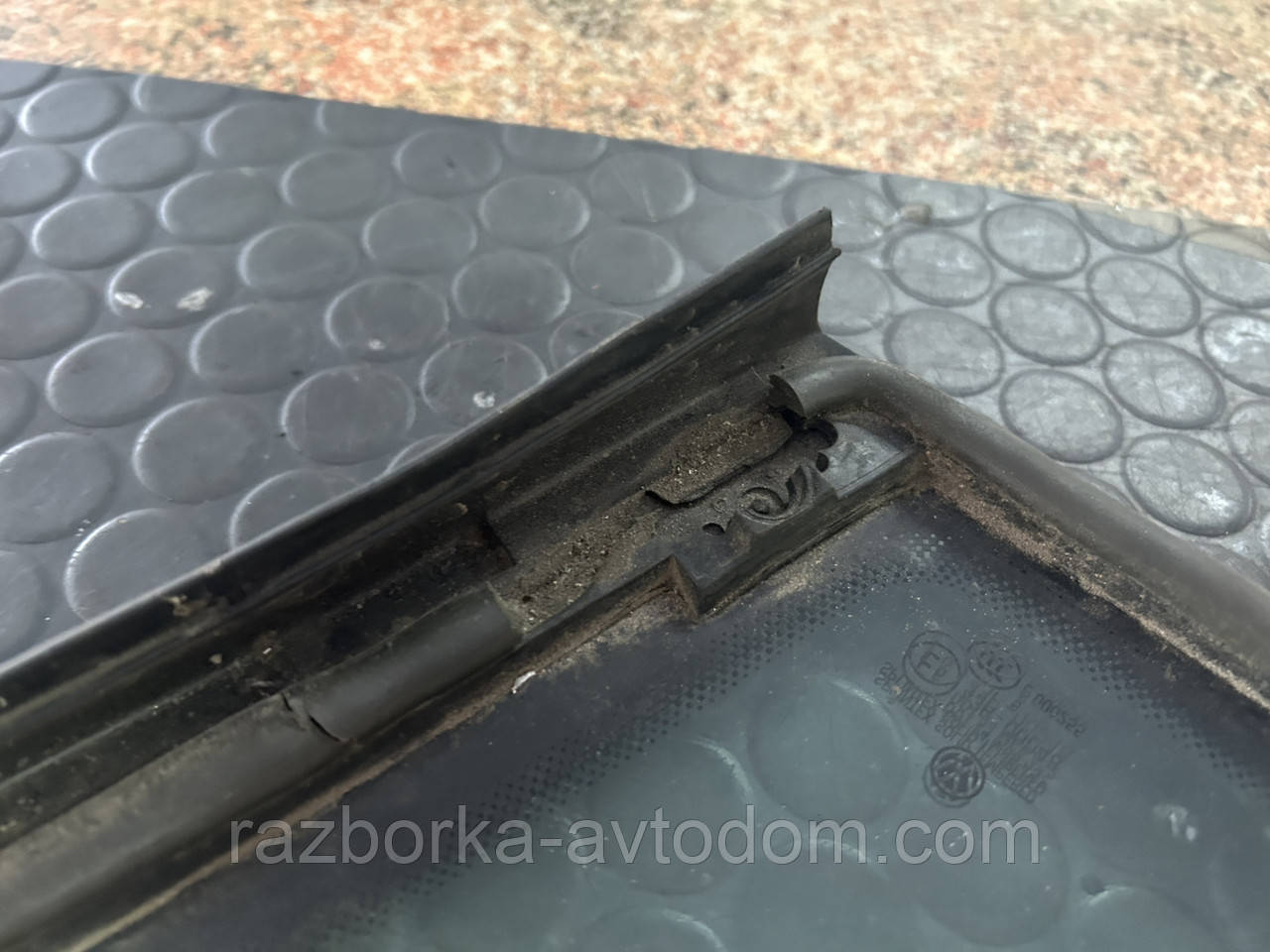 Скло кузове переднє праве (трикутник, форточка) VW Touran (03-10) OE:1T0845412