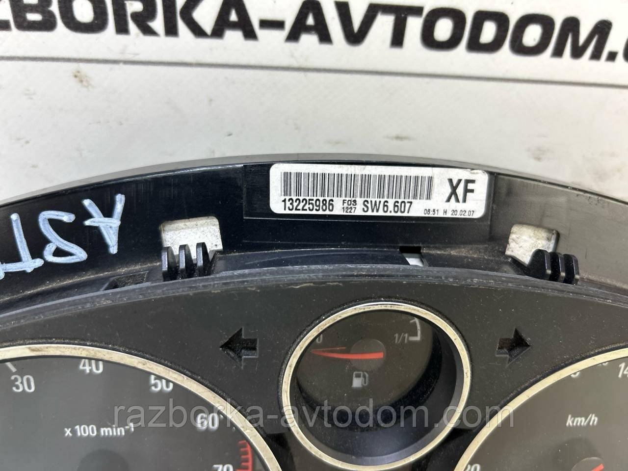 Панель приладів (щиток) Opel Astra H, Zafira B 1,6i, 1,8i OE:13225986