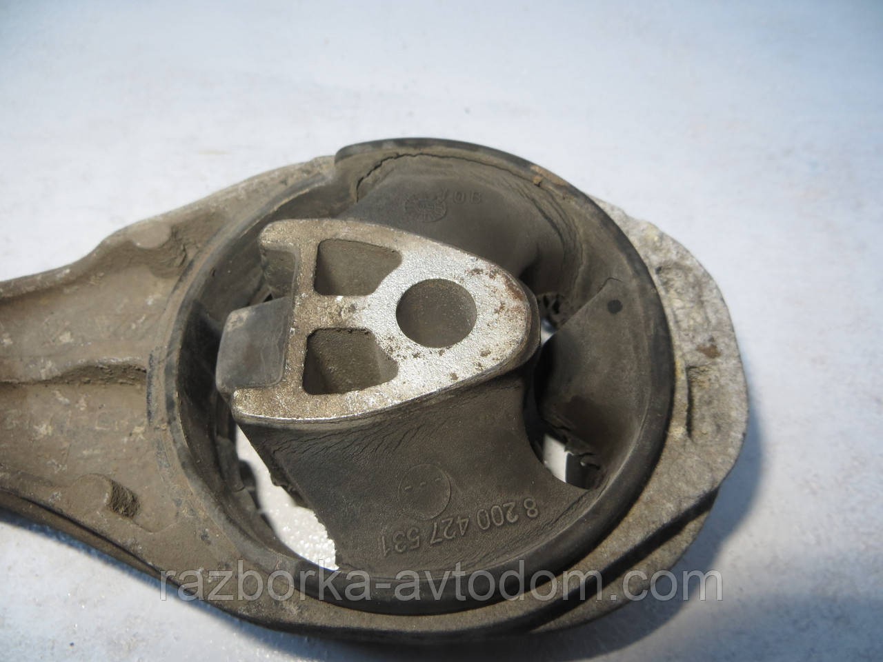 Подушка КПП задня (опора двигуна) Renault Kangoo (08-13) 8200427531