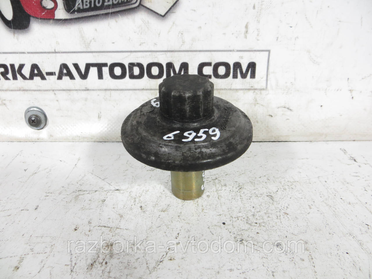 Кришка Кронштейна оливного фільтра 2.3D NISSAN VANETTE C23 (1991-2001) ОЕ: 21320D9741