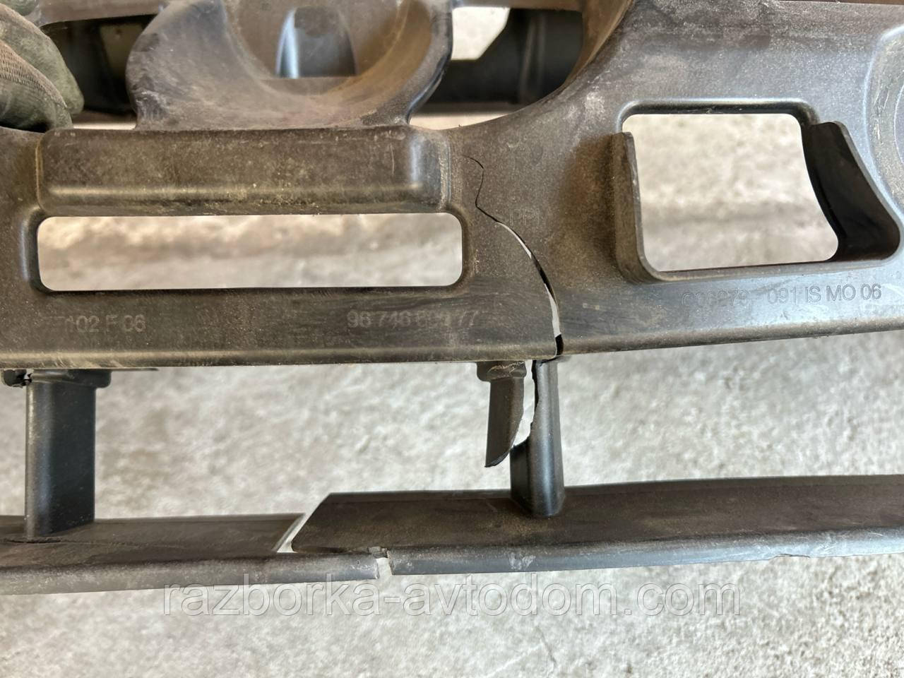 Підсилювач бампера переднього (панель передня) Peugeot 308 (11-13) OE:9674669077 ДЕФЕКТ тріщини