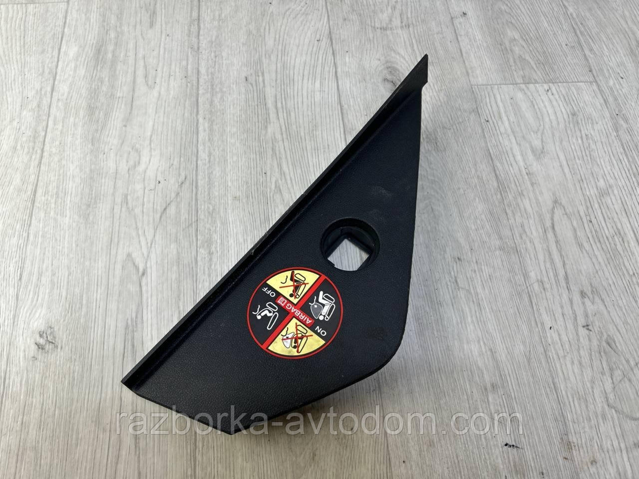 Накладка, заглушка торпеди права Renault Scenic 3, Grand Scenic 3 OE:689200010R