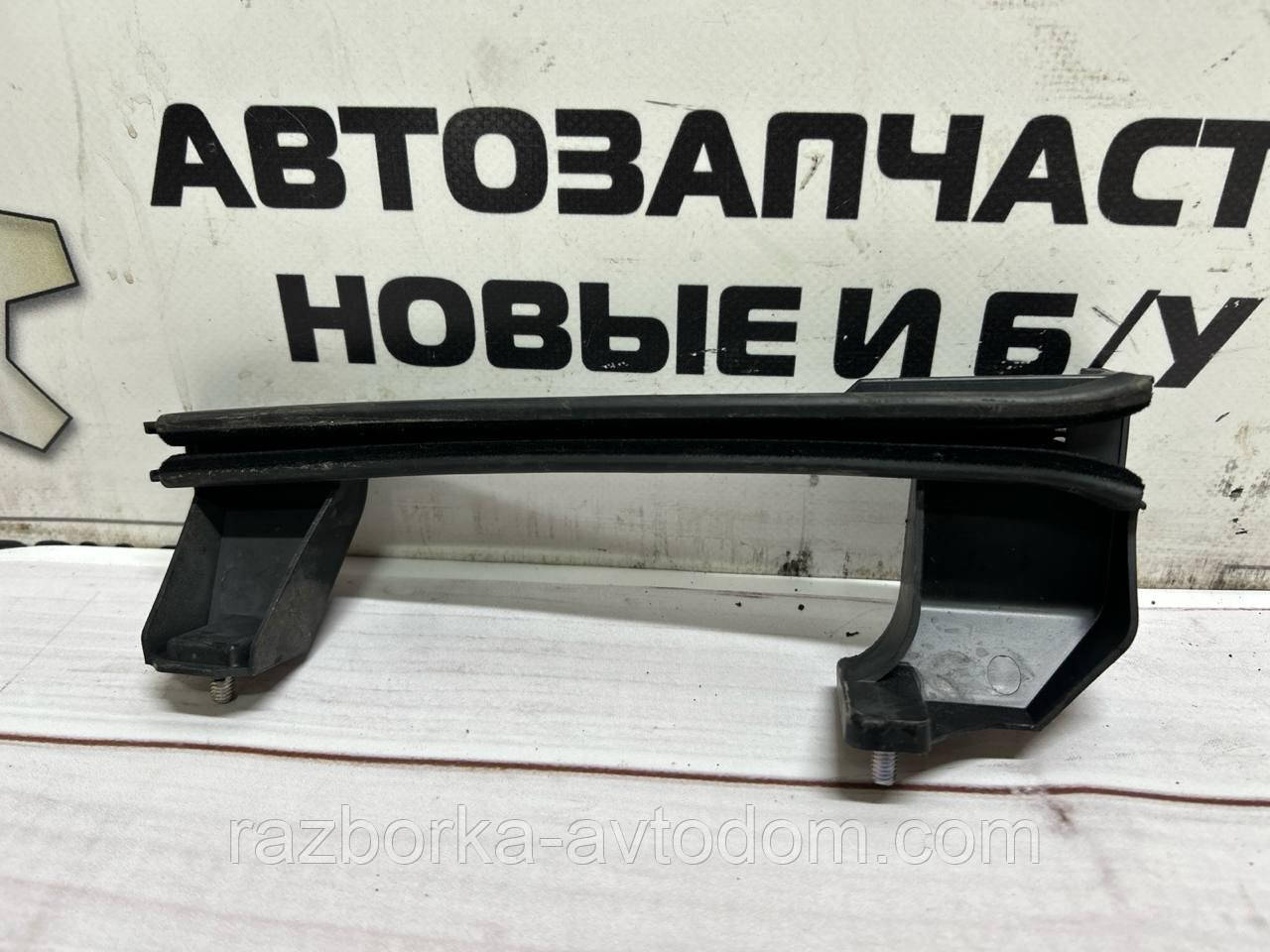 Напрямна скло дверей передньої правої Peugeot Bipper (08-), Fiat Fiorino, Citroen Nemo OE: 1353255080