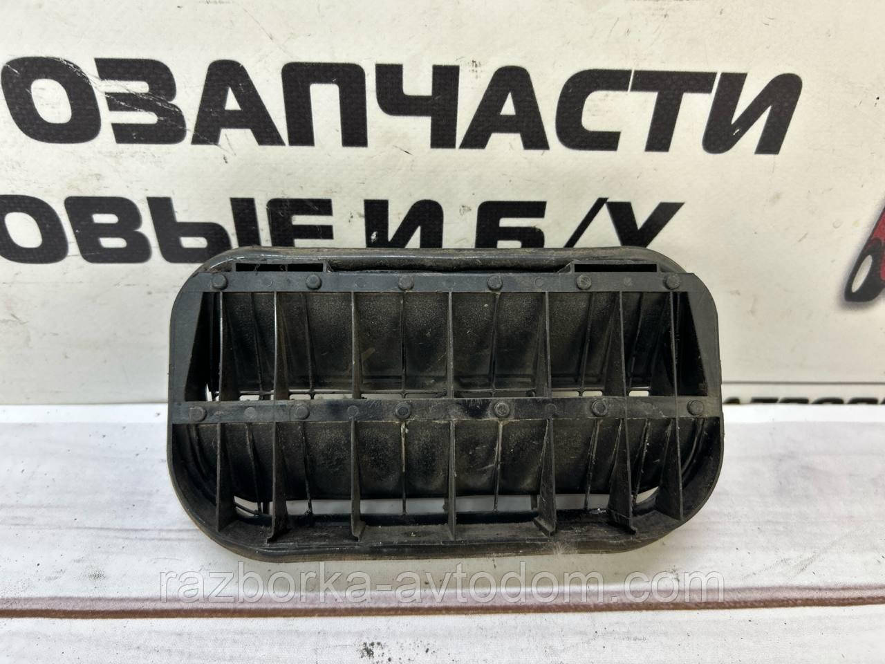 Решітка вентиляційна права/ліва VW Passat B5, Touran, Audi A6 C5 OE:4a0819181