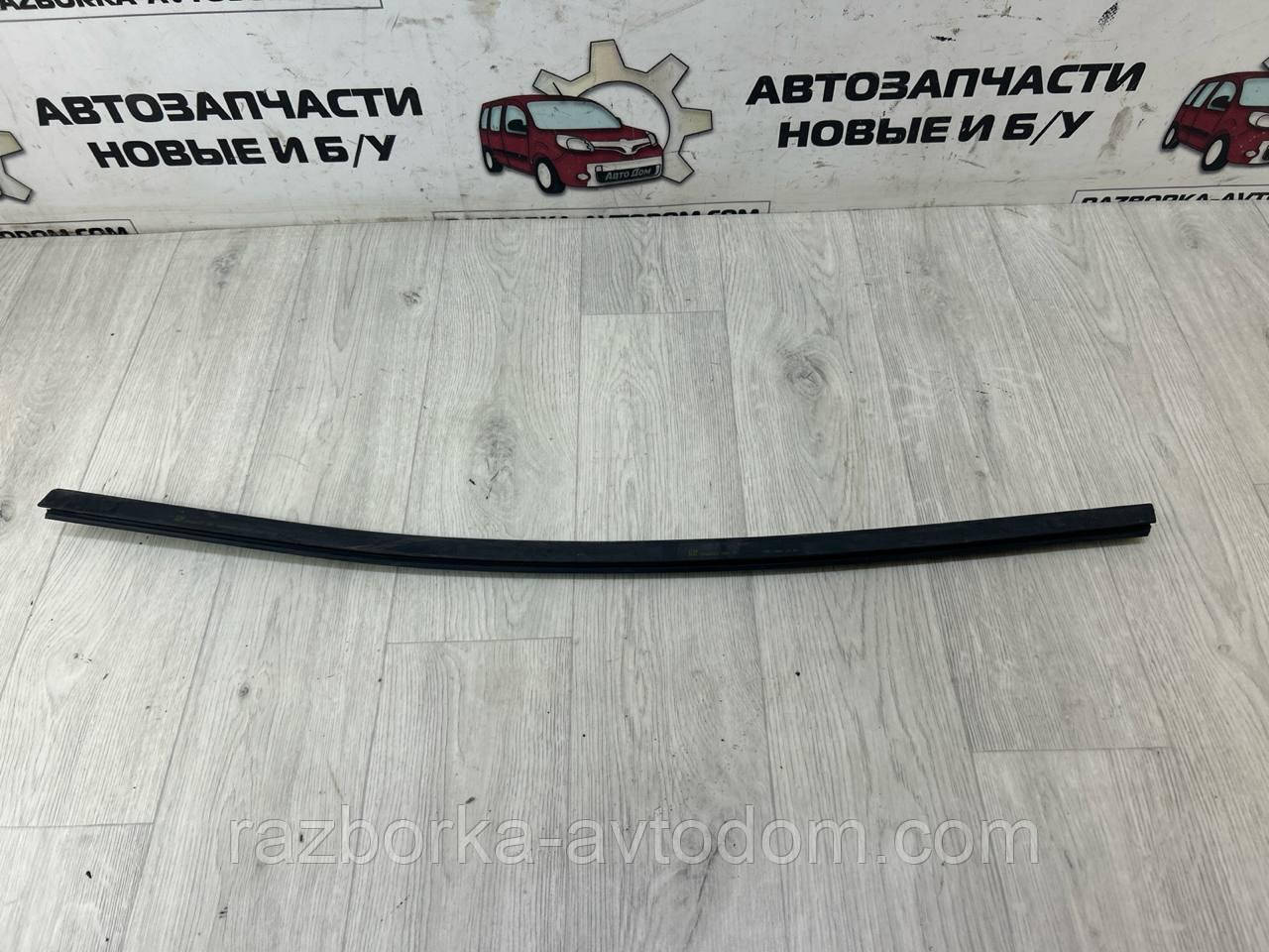 Ущільнювальна гумка скла задніх дверей лівого (хетчбек) Opel Astra H OE:24468024