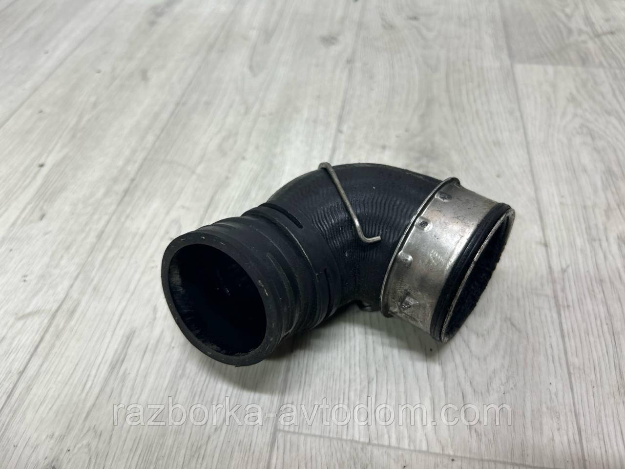 Патрубок інтеркулера верхній лівий 1,9TDI, 2.0TDI SKODA Superb 1 (02-08), Audi A4 B6 b7. OE:3B0145838A