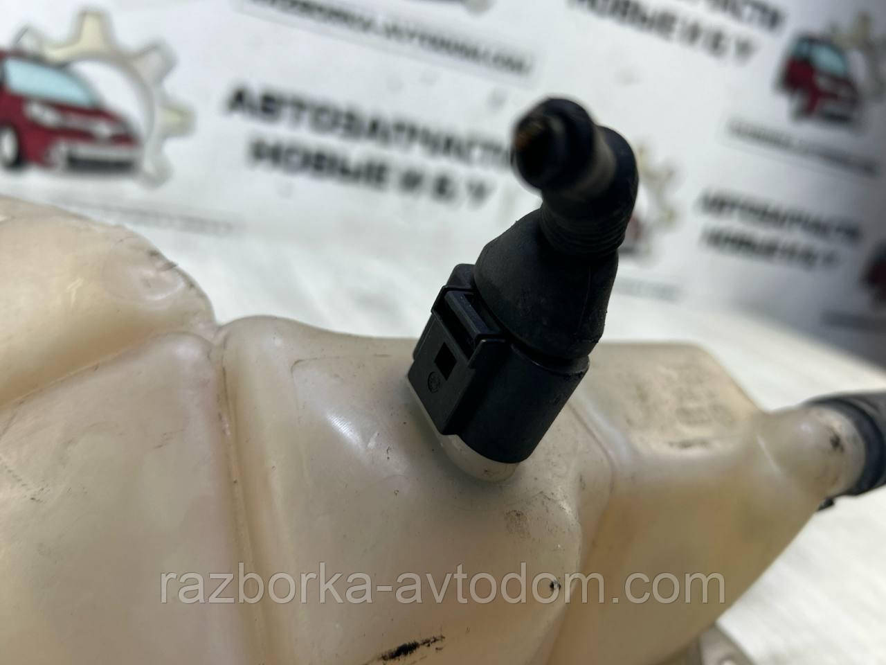 Бачок розширювальний Skoda Superb (02-08), VW Passat B5, Audi A4, A6, A8 OE: 8d0121403l фото 2
