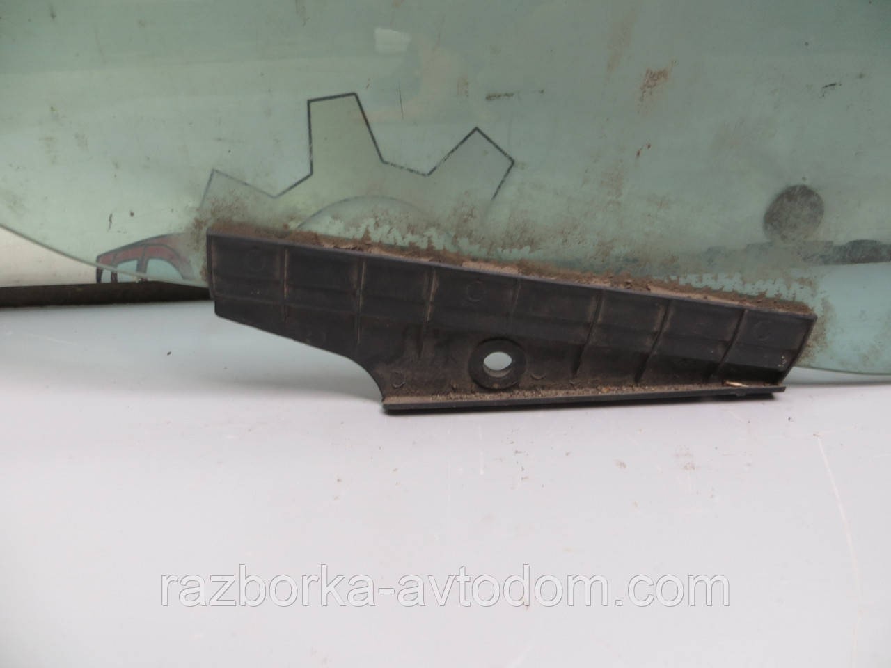 Скло заднього правого дверей Audi 100 C3 (1982-1991) ОЕ: 443845026G